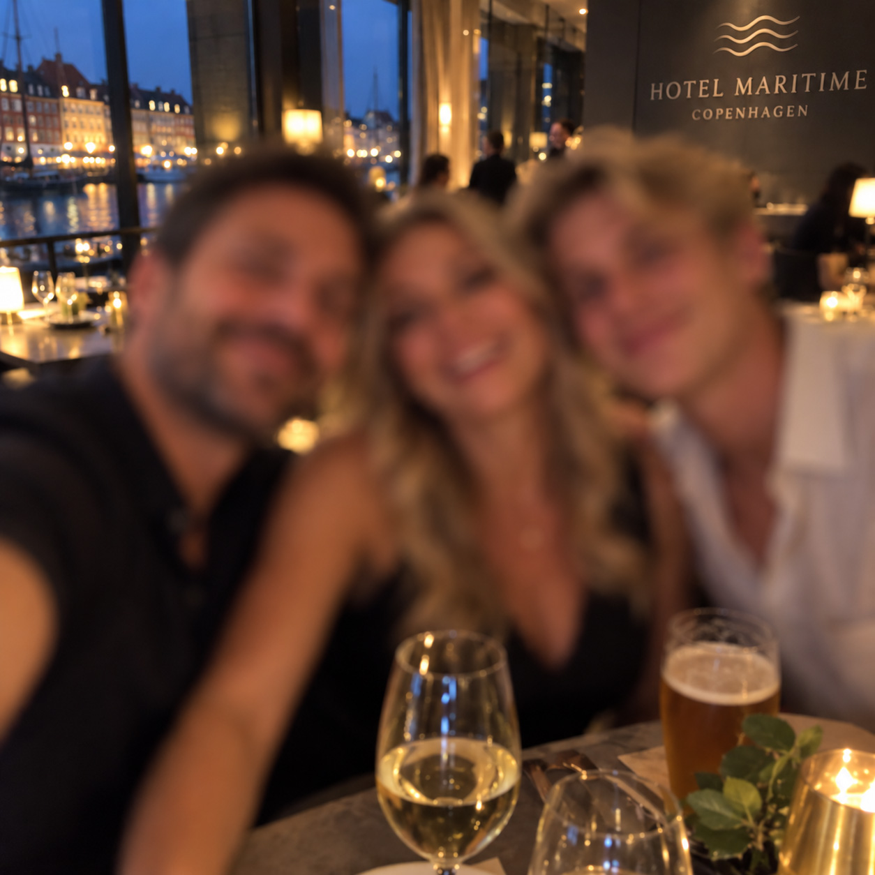 Paret tar selfie med en yngre man som de bjudit in för trekant.